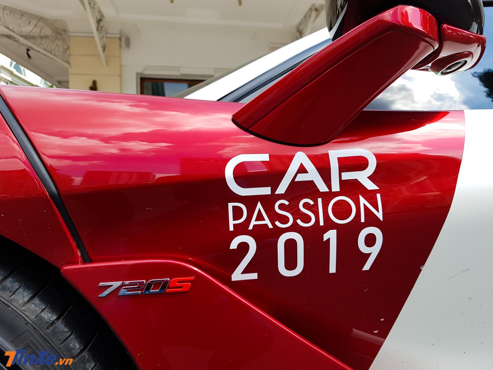 Car Passion 2019 màu trắng dán trên nền sơn đỏ Memphis của siêu xe McLaren 720S