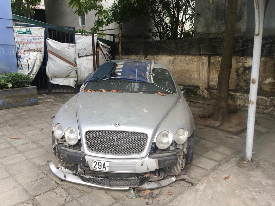 Một chiếc Bentley Continental Flying Spur đời cũ hư hỏng ngoại thất và bị chủ nhân bỏ rơi