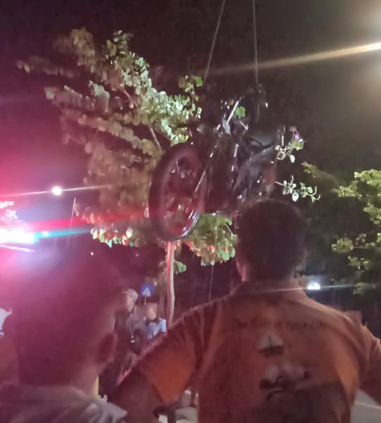 Chiếc xe trong vụ tai nạn được trục vớt