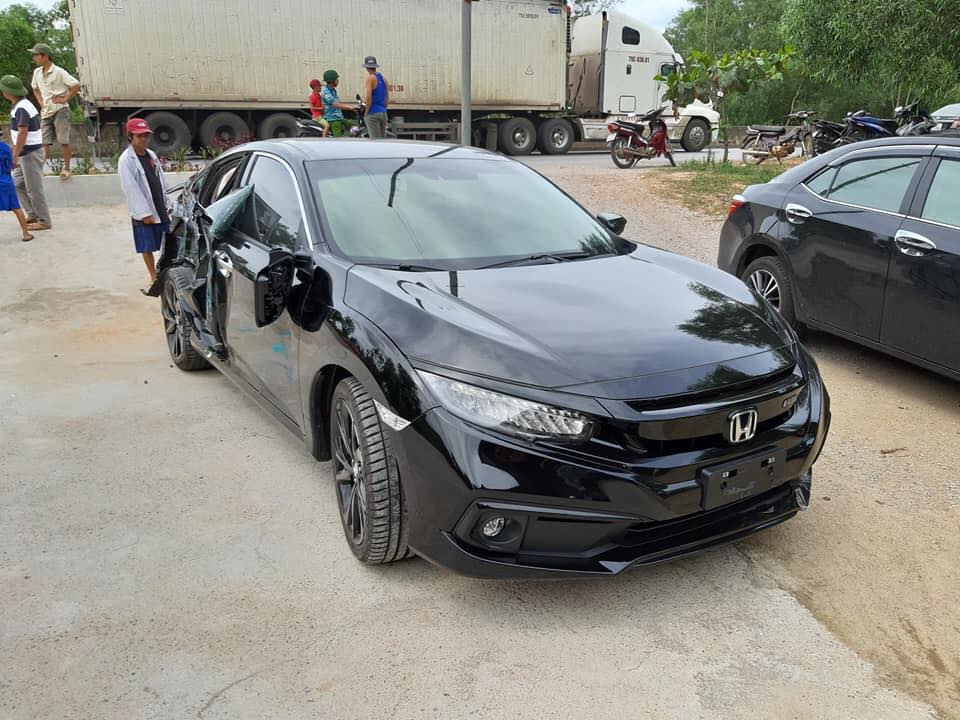 Chiếc Honda Civic 2019 chưa có biển số bị chiếc ô tô tải đâm trúng Chiếc Honda Civic 2019 chưa có biển số bị chiếc ô tô tải đâm trúng