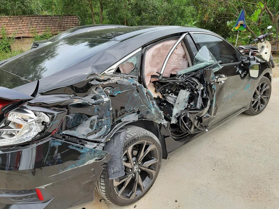 Chiếc Honda Civic 2019 bị hỏng nặng phần sườn xe bên phải Chiếc Honda Civic 2019 bị hỏng nặng phần sườn xe bên phải