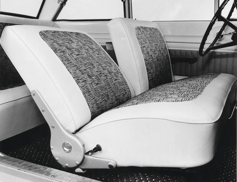 Ghế băng có thể ngả nhưng không hề có dây an toàn thời xưa