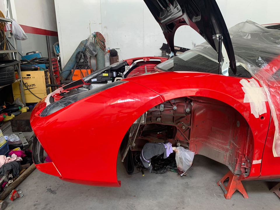 Hình ảnh trong quá trình hồi sinh siêu xe Ferrari 488 GTB của Tuấn Hưng