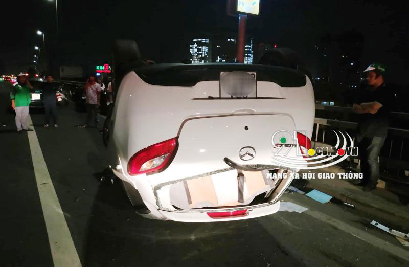 Chiếc Mazda2 nằm lật ngửa trên cầu Nhật Tân