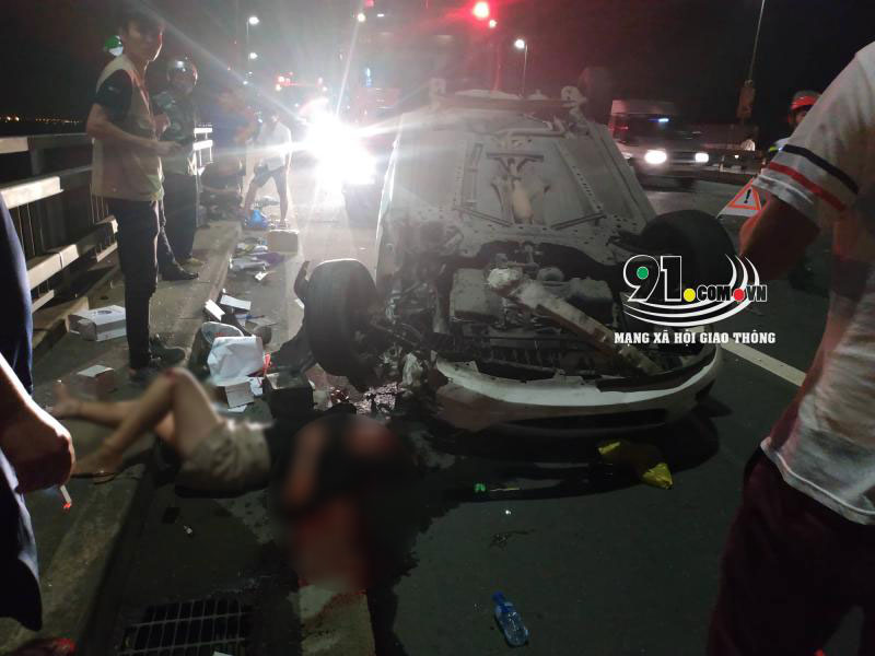 Hiện trường vụ tai nạn trên cầu Nhật Tân vào nửa đêm qua