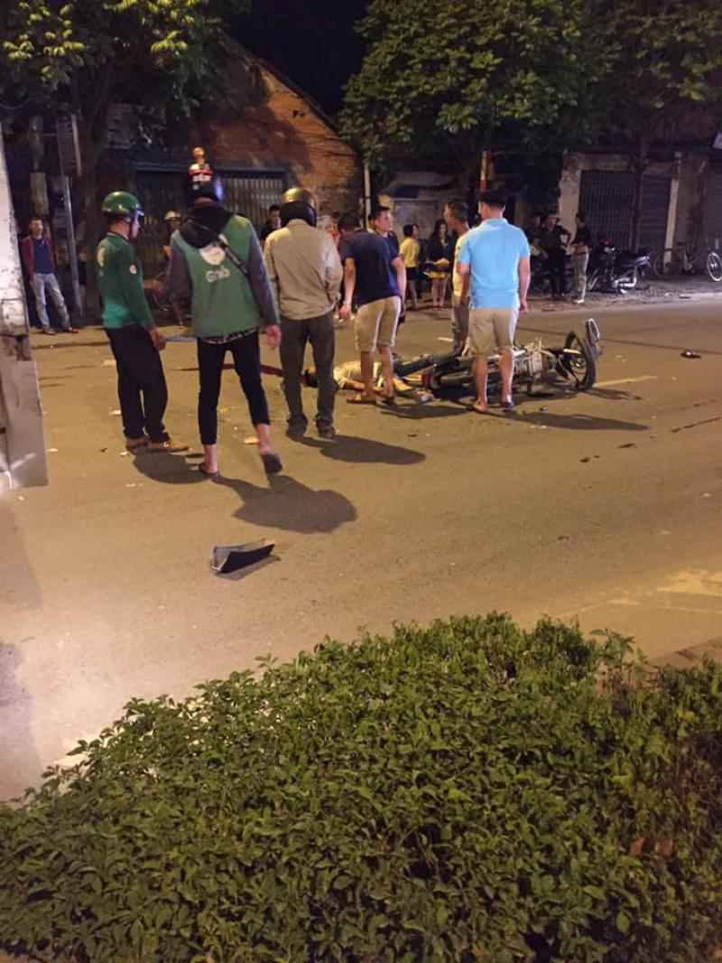 Nam thanh niên ngã đập đầu xuống đường, chảy nhiều máu Nam thanh niên ngã đập đầu xuống đường, chảy nhiều máu