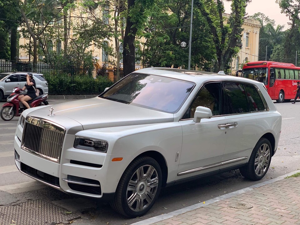 Đây là chiếc SUV siêu sang Rolls-Royce Cullinan đầu tiên lăn bánh tại Việt Nam