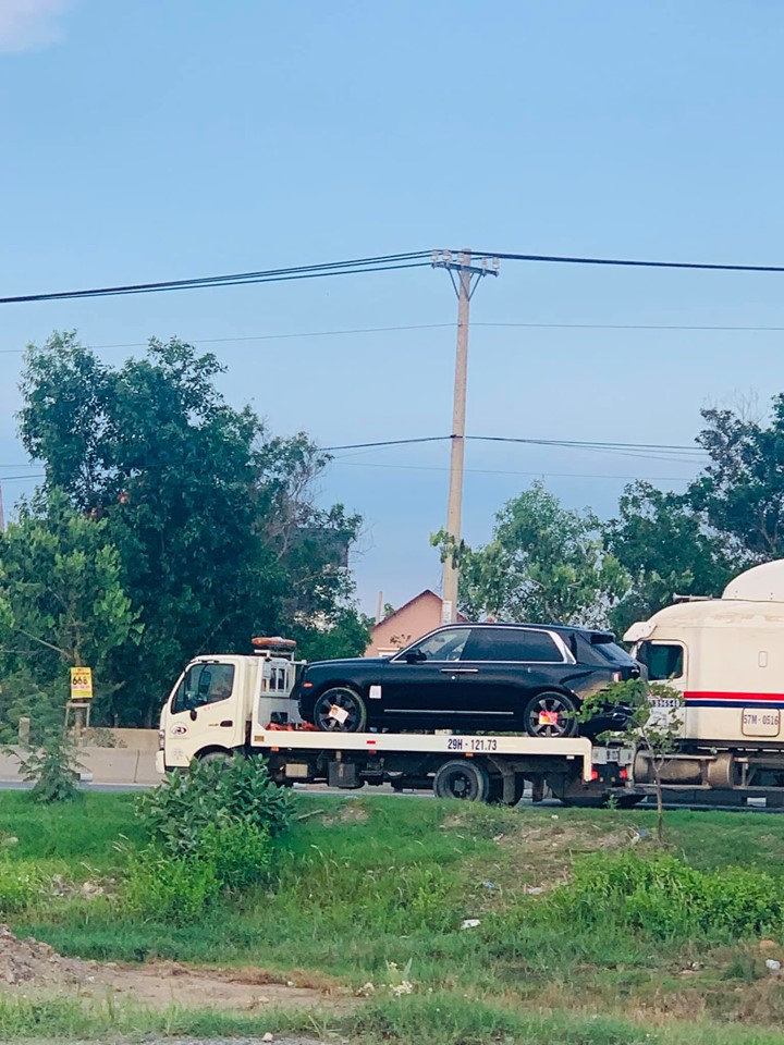 Rolls-Royce Cullinan thứ 2 cập bến Việt Nam, độ chịu chơi của nhà giàu Việt tăng nhiệt