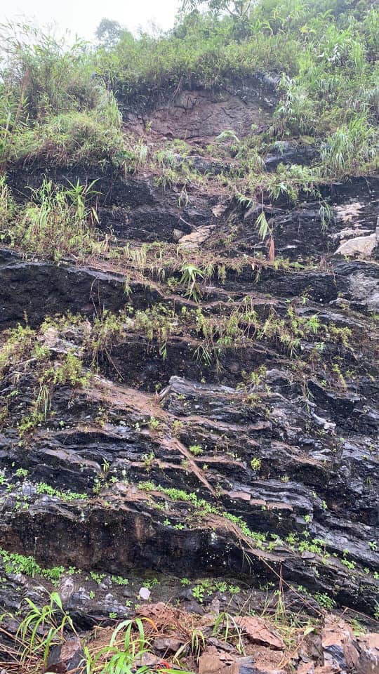 Vách núi nơi bị sạt lở và khối đất đá đổ xuống đường đèo Vách núi nơi bị sạt lở và khối đất đá đổ xuống đường đèo