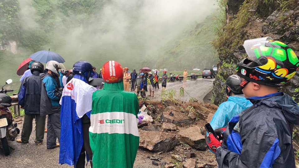 Hiện trường vụ sạt lở gây tai nạn trên đèo Mã Pí Lèng - Hà Giang Hiện trường vụ sạt lở gây tai nạn trên đèo Mã Pí Lèng - Hà Giang