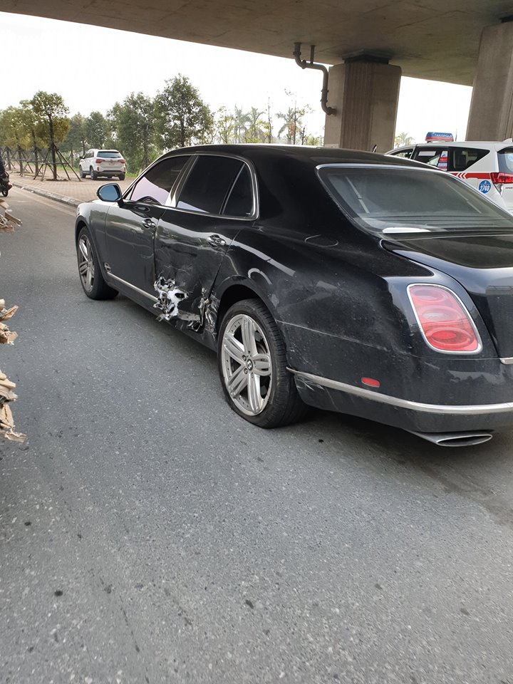 Bên hông xe chiếc xe siêu sang Bentley Mulsanne hư hỏng khá nghiêm trọng