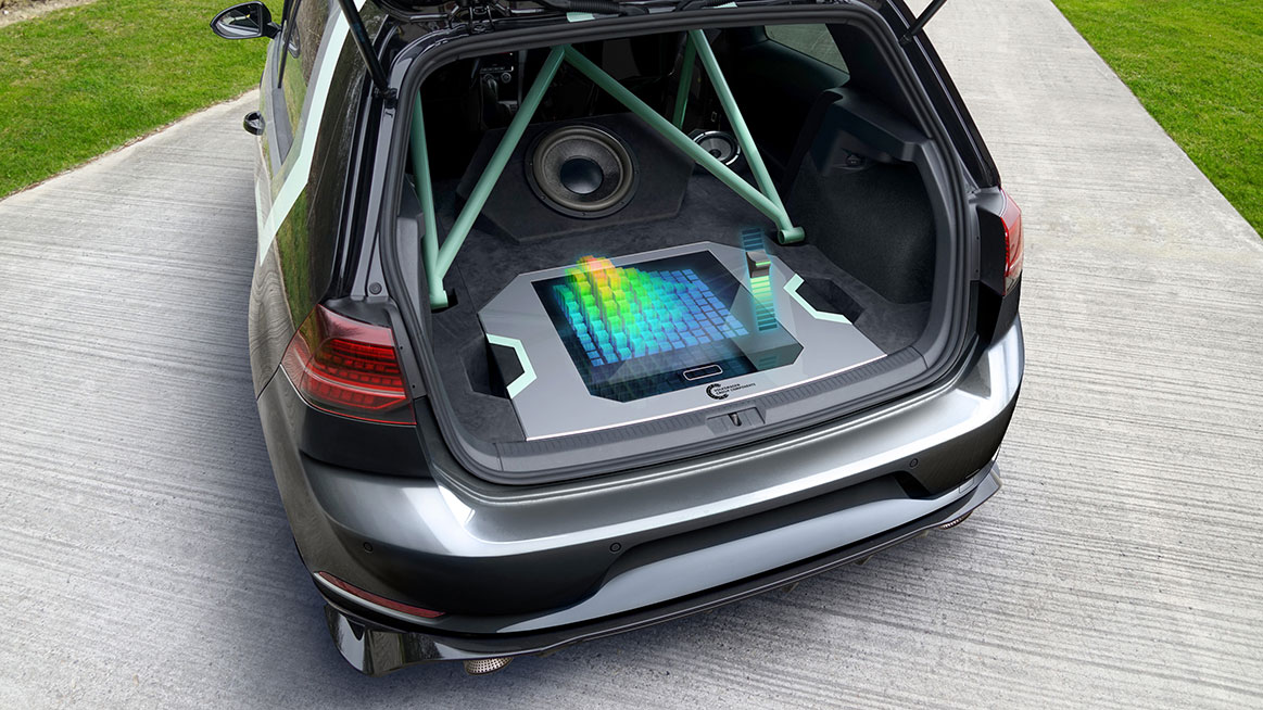 Nhưng điểm đặc biệt nhất ở xe là một hệ thống âm thanh và hình ảnh ba chiều cực xịn