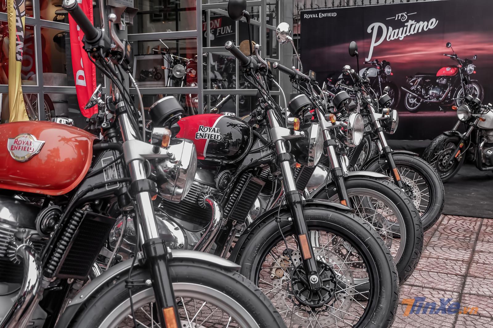 Những chiếc xe còn thơm mùi mới được xếp hàng ngay ngắn chờ chủ nhân trong buổi lễ bàn giao