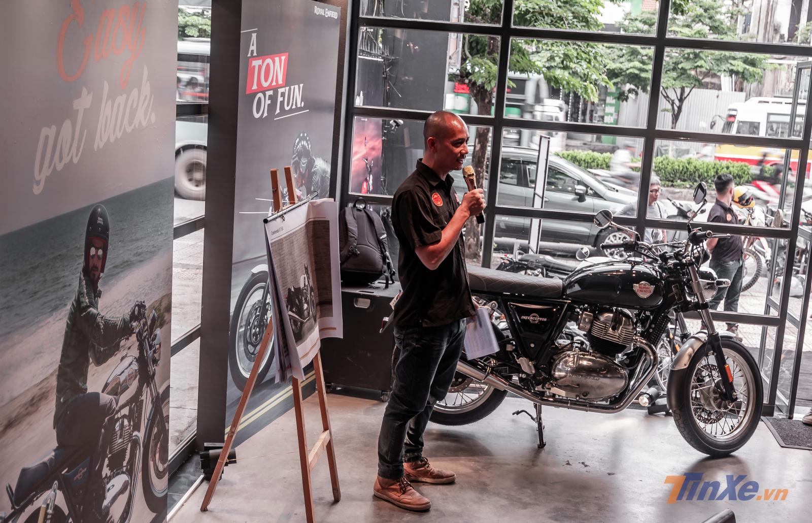 Mở đầu buổi lễ, ông Sơn - Sales Manager của Royal Enfield Hà Nội lên chúc mừng chủ nhân của mẫu xe mới