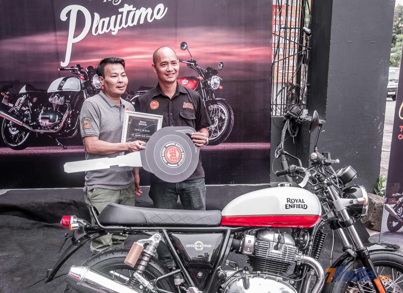 Theo cảm quan đánh giá, màu đỏ trắng trên mẫu Interceptor 650 là một bộ màu đẹp điệu đà và nổi bật nhất