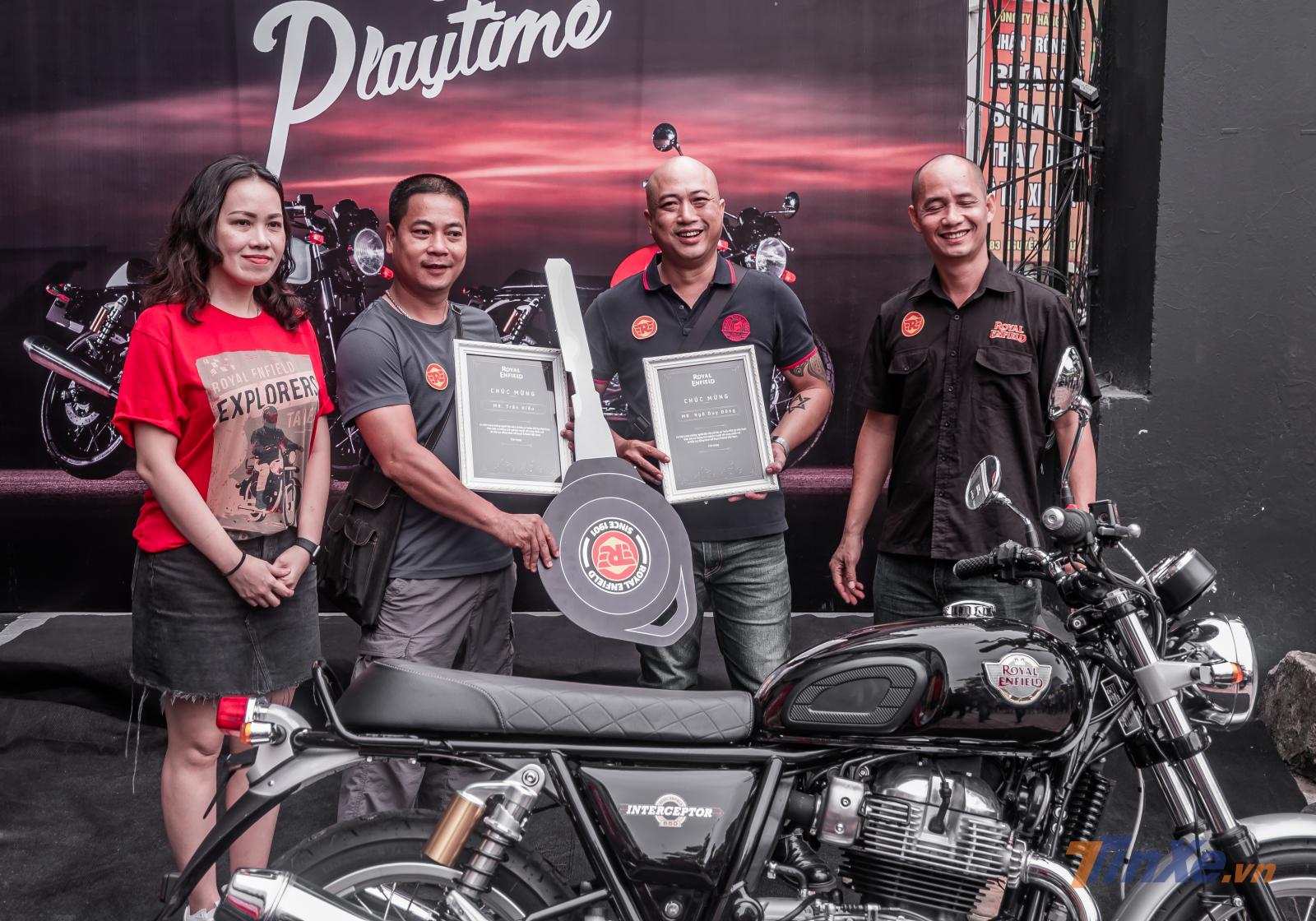 Tiếp đó là lễ bàn giao chìa khóa của từng mẫu xe. Lượng xe được bàn giao ngày hôm nay chủ yếu là mẫu Tracker Royal Enfield Interceptor 650.