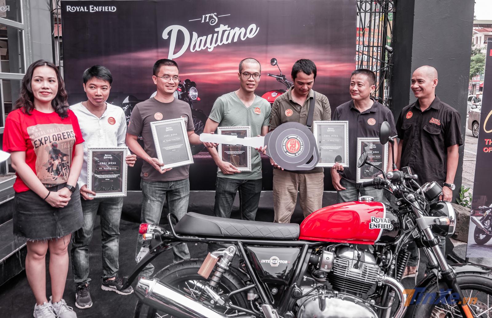 Thế nhưng bộ màu đỏ đen trên xe lại có vẻ hot hơn cả với lượng chủ nhân mới lớn nhất