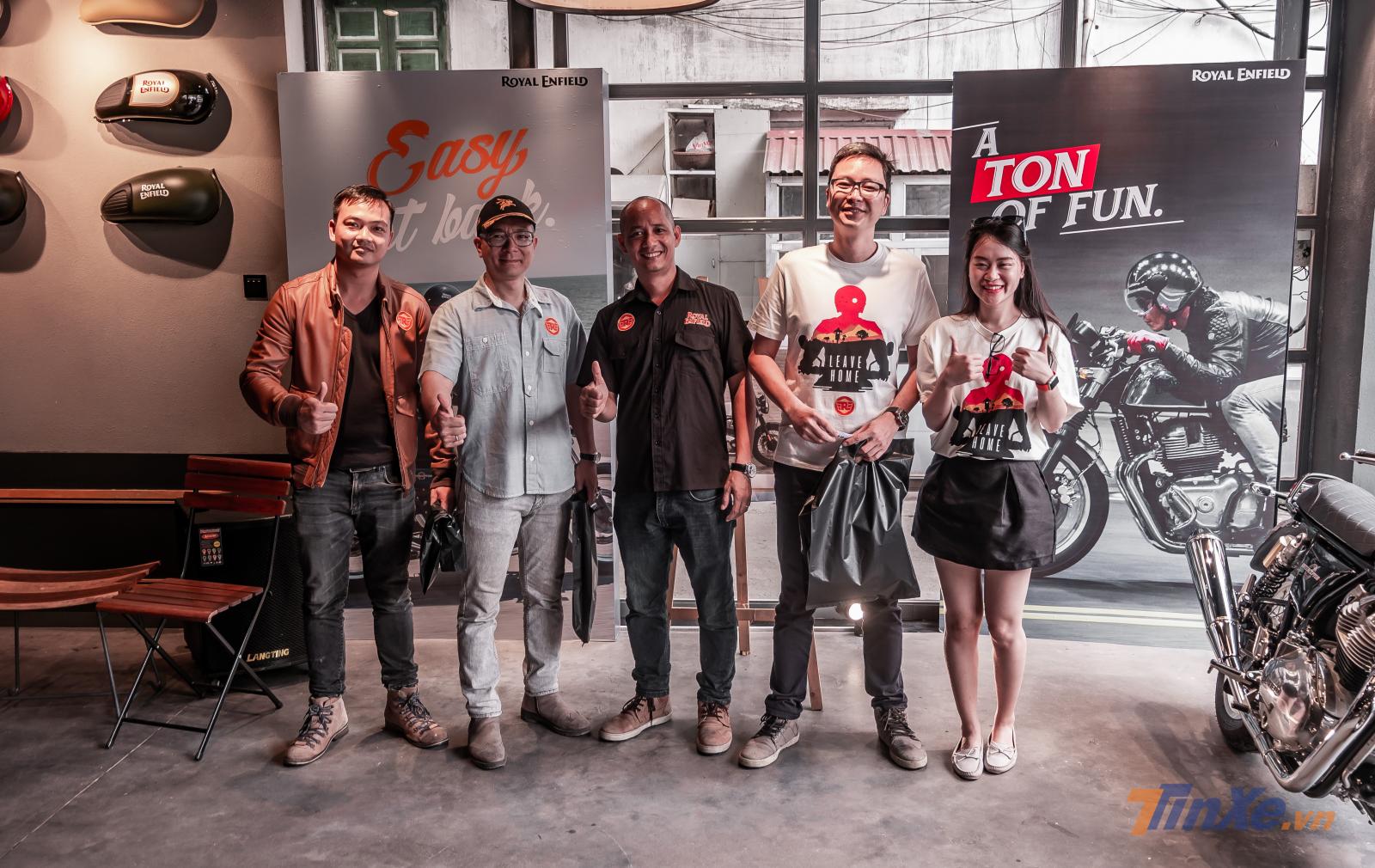 Những vị khách may mắn trong phần bốc thăm trúng thưởng ngay tại Showroom.