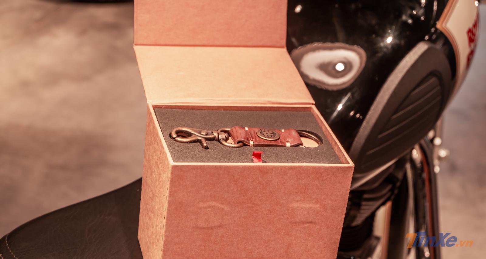 Kèm theo xe, Royal Enfield còn gửi tặng khách hàng một hộp quà khá ý nghĩa bao gồm 1 cốc sứ, 1 móc chìa khóa da và một khăn đa năng hữu ích.