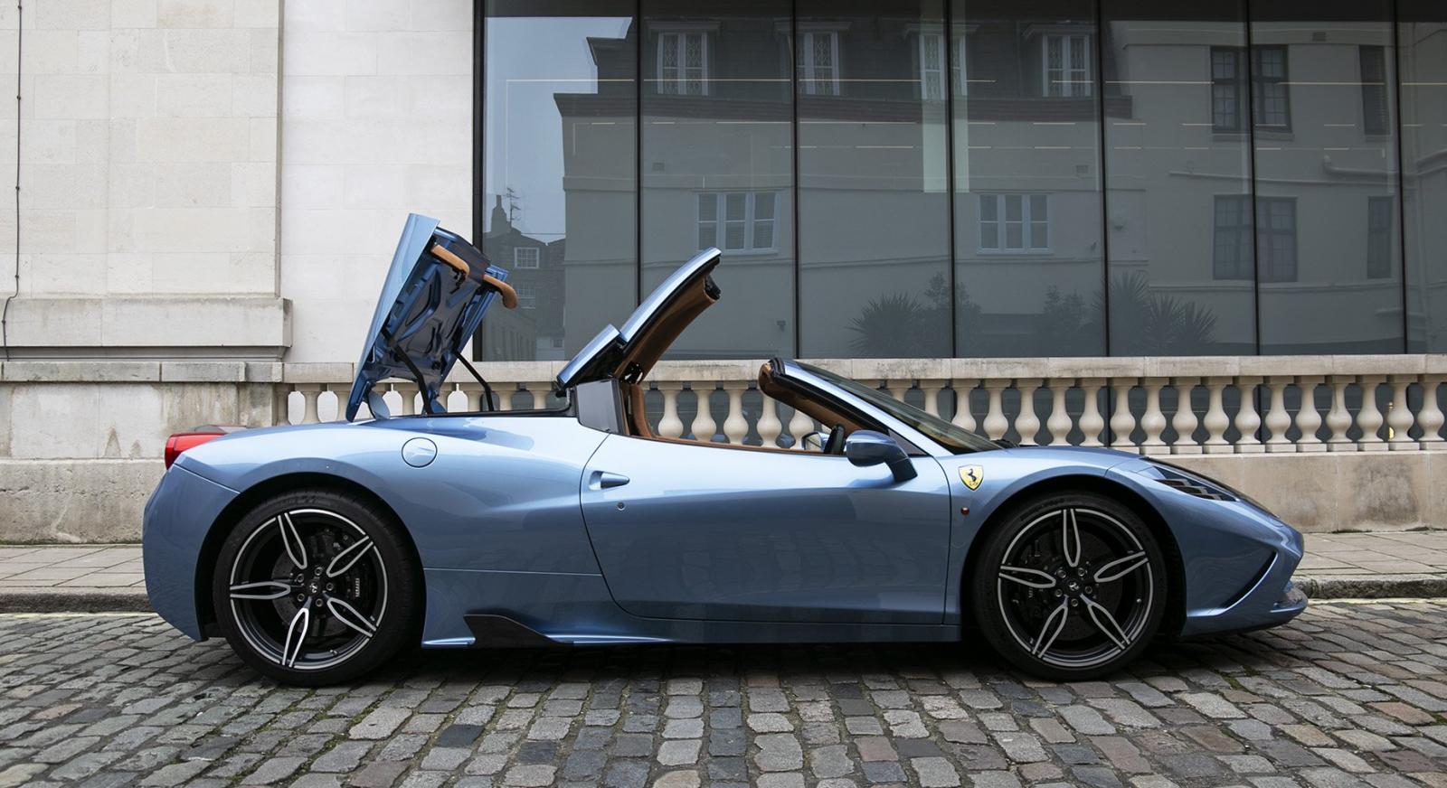 Thời gian đóng hoặc mở mui của Ferrari 458 Speciale Aperta trong vòng 15 giây.​​​​​​