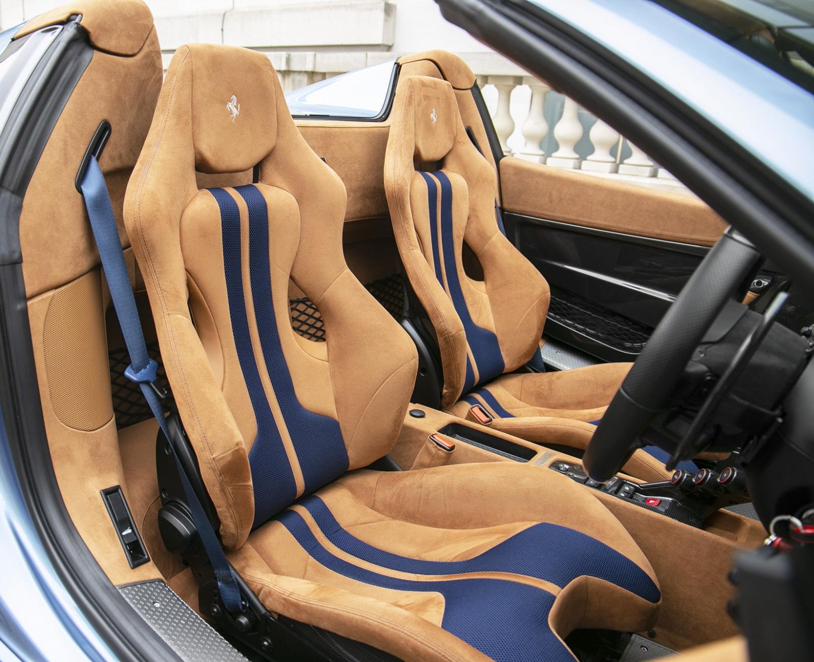 Nội thất siêu xe mui trần Ferrari 458 Speciale Aperta đang được rao bán gần 20 tỷ đồng