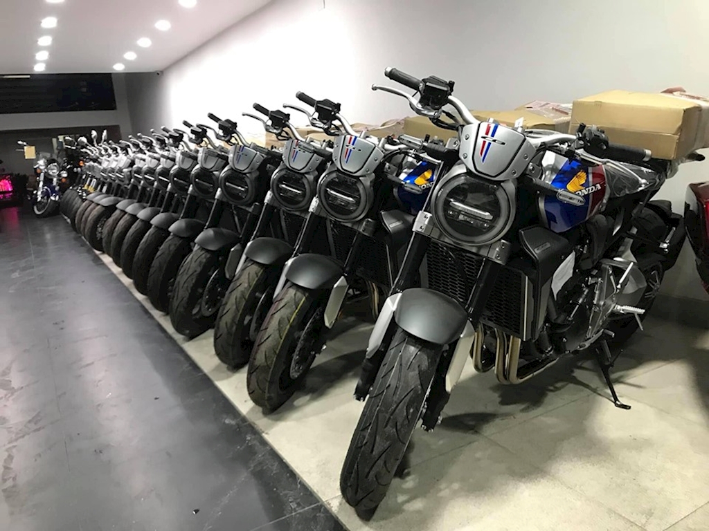 Dàn xe Honda CB1000R+ 2019 gồm 13 chiếc tại công ty kinh doanh xe mô tô nhập khẩu ở Sài Gòn Dàn xe Honda CB1000R+ 2019 gồm 13 chiếc tại công ty kinh doanh xe mô tô nhập khẩu ở Sài Gòn