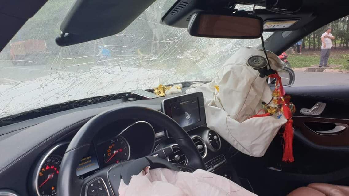 Túi khí bên trong chiếc SUV hạng sang đã bung ra