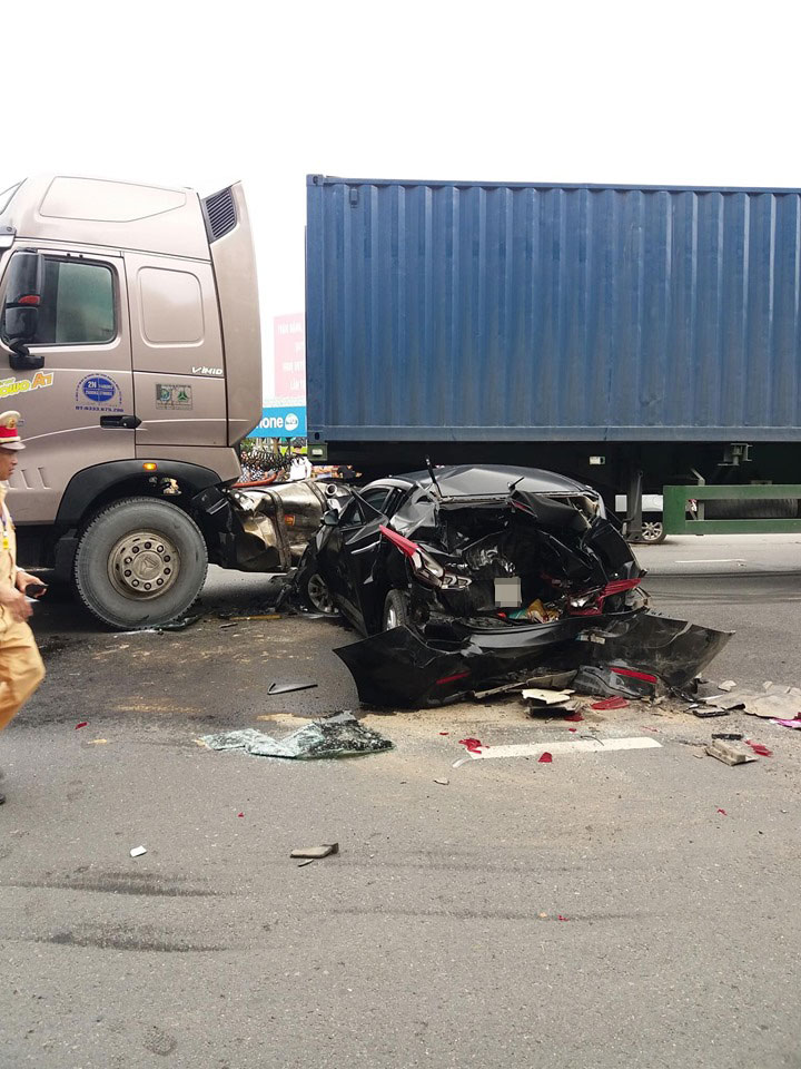 Chiếc ô tô bị hỏng nặng sau vụ tai nạn liên hoàn