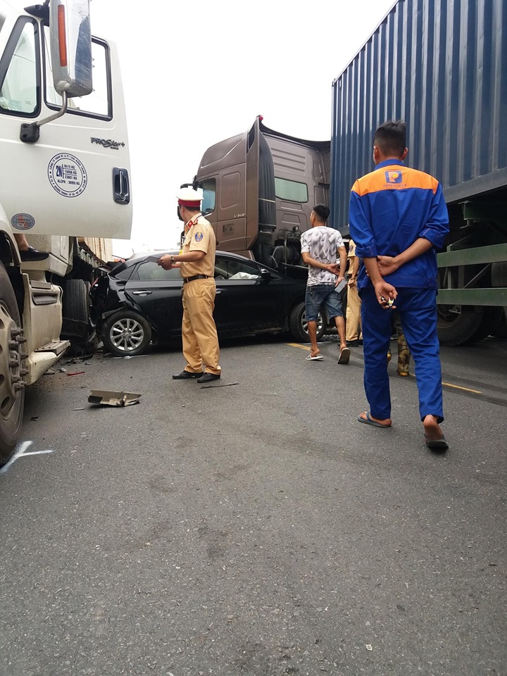 Chiếc ô tô con bị kẹp giữa 2 chiếc xe container trên quốc lộ 18