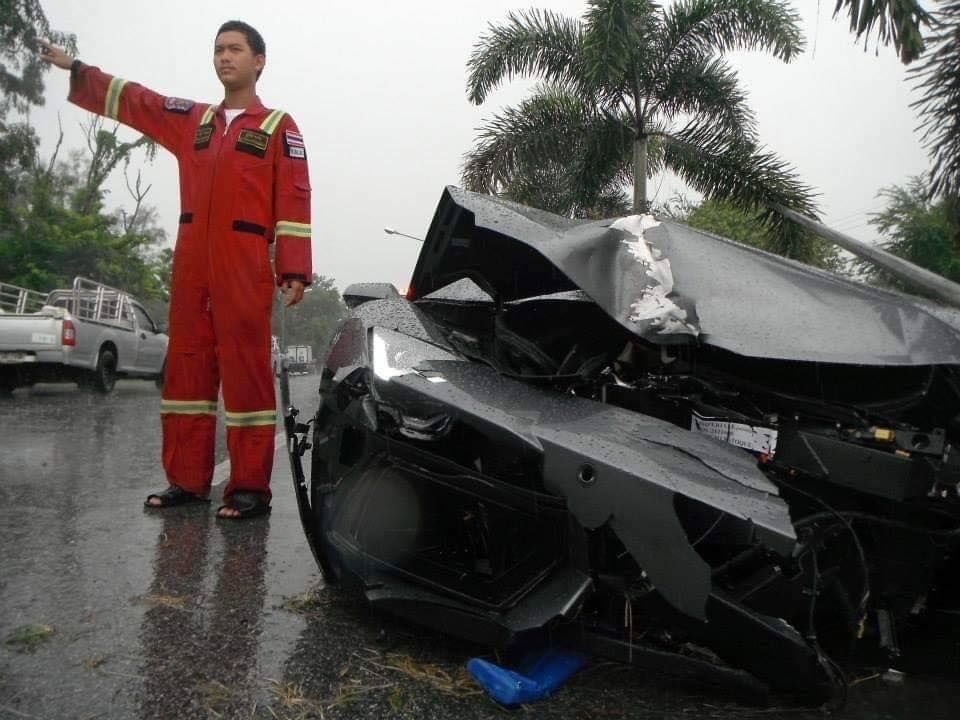 Chiếc siêu xe vỡ nát gần hết đầu xe Chiếc siêu xe vỡ nát gần hết đầu xe