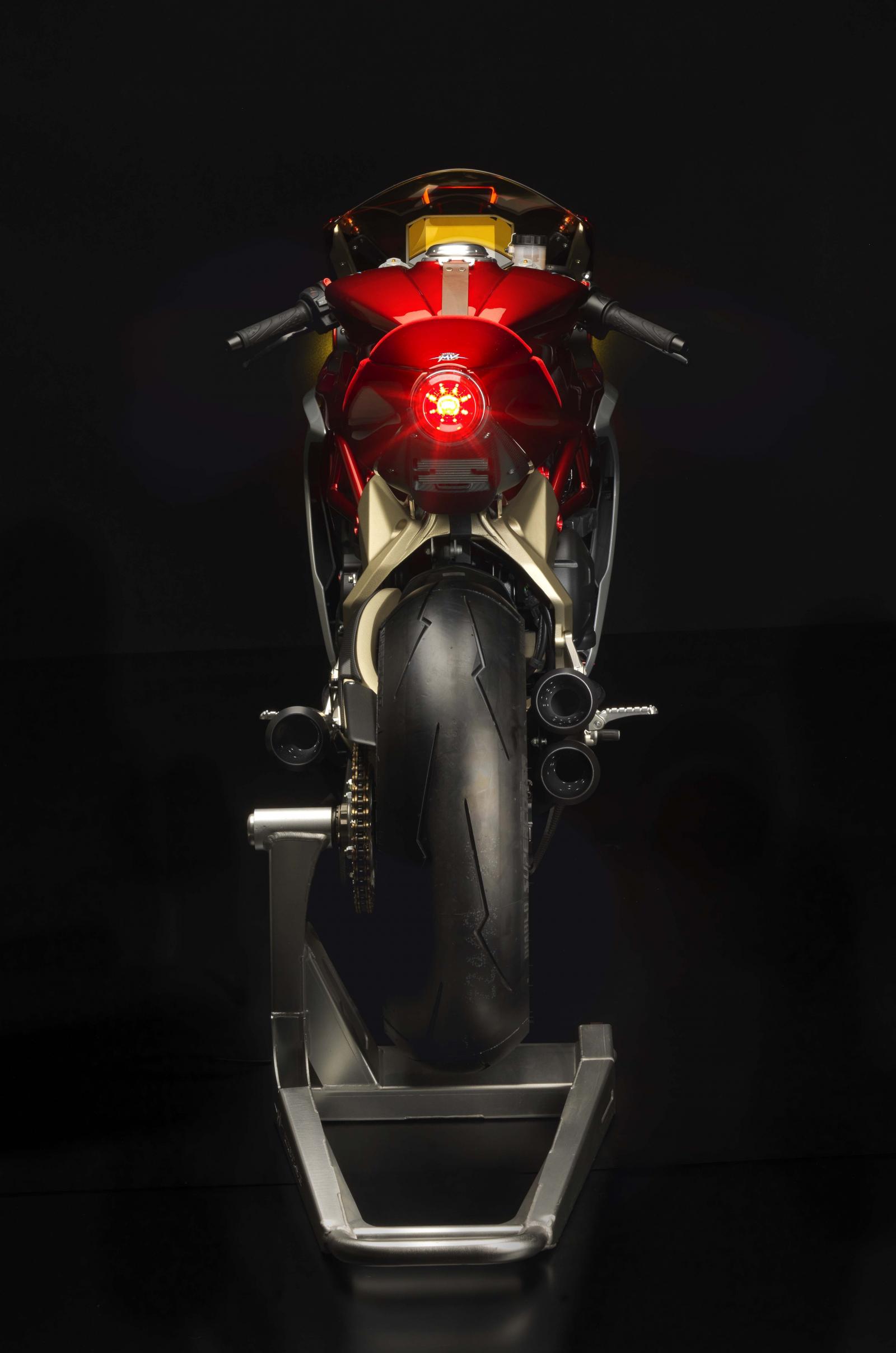 Thiết kế ống xả bố trí đối xứng ở hai bên