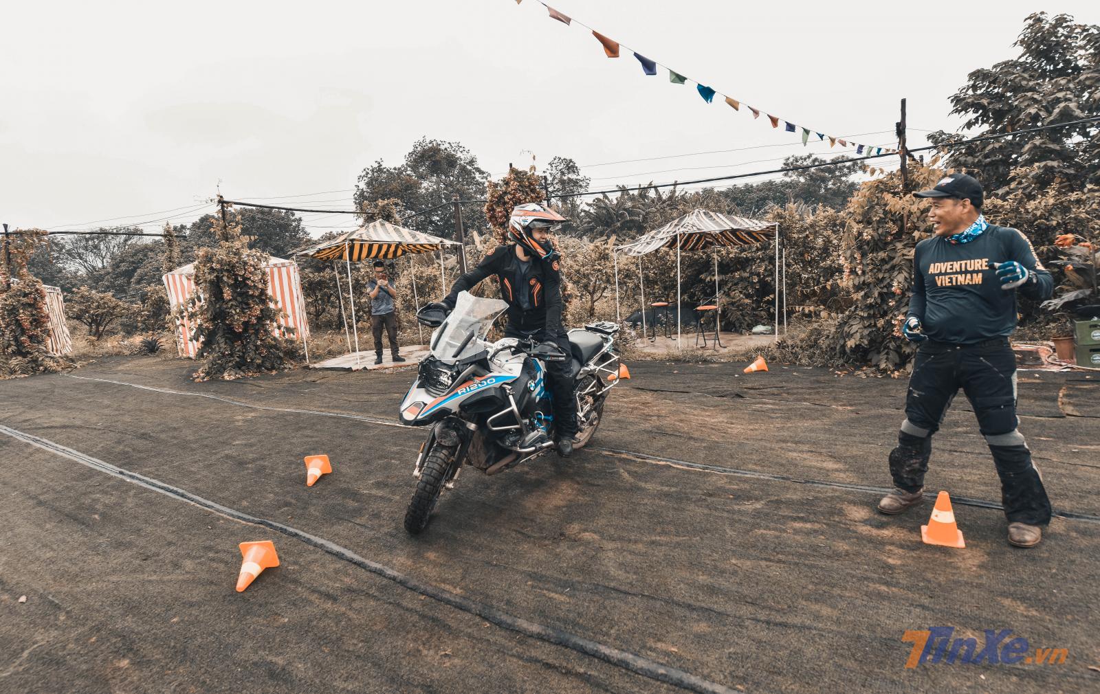 Bài tập đầu tiên là việc điều khiển xe vòng tròn với tốc độ thấp, đây là một trong những bài căn bản nhất trong việc làm chủ và điều khiển xe mô tô