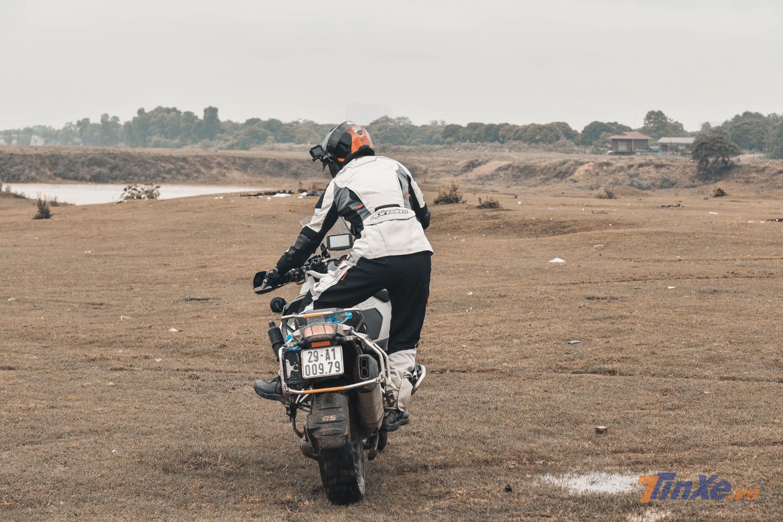 Tất cả đều phải sử dụng những kỹ năng đầy khéo léo và cẩn trọng trên chiếc xe cồng kềnh