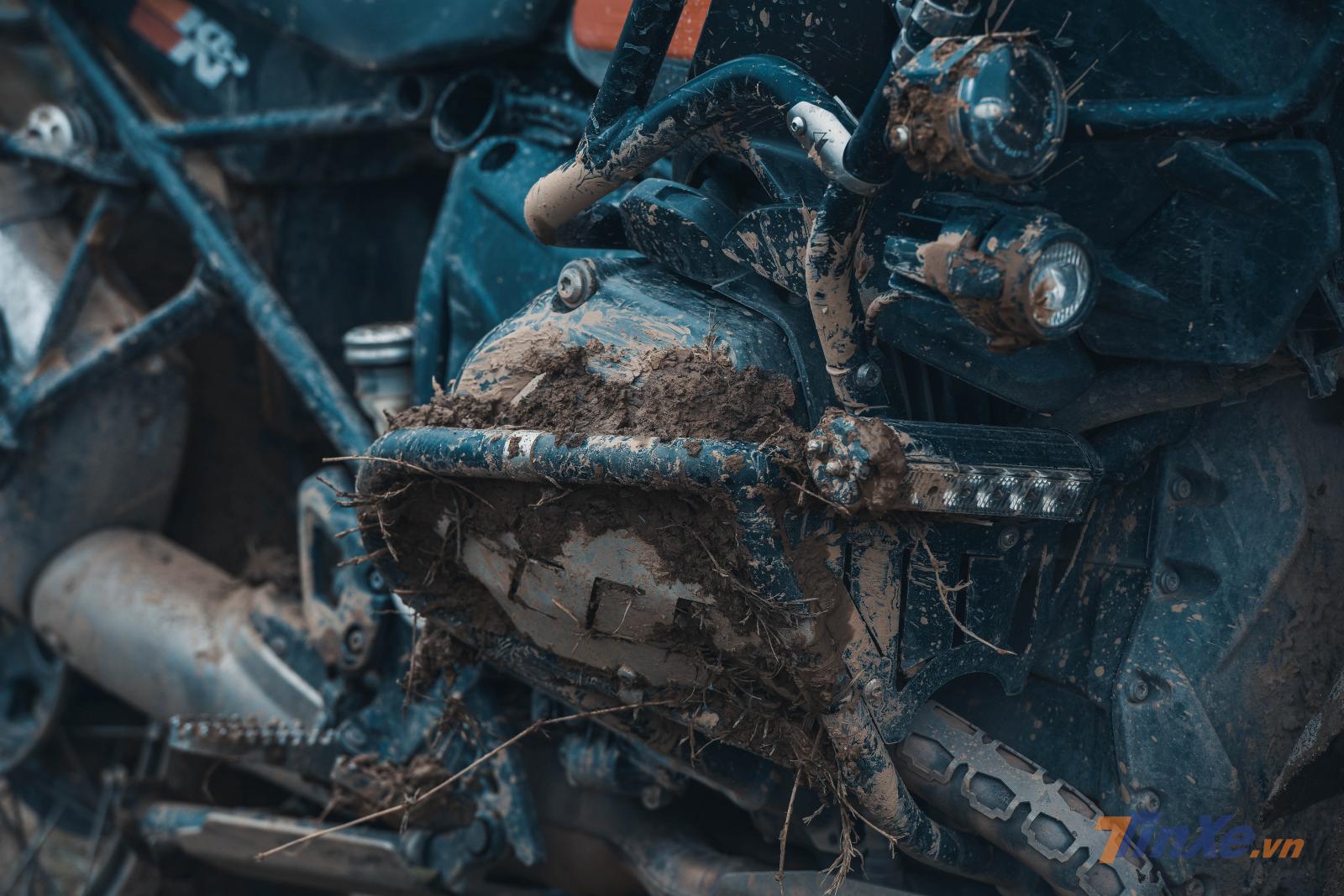 Những chiếc xe được lắp đặt đầy đủ chống đổ, bảo vệ máy nên sẽ không còn lo về việc đổ xe