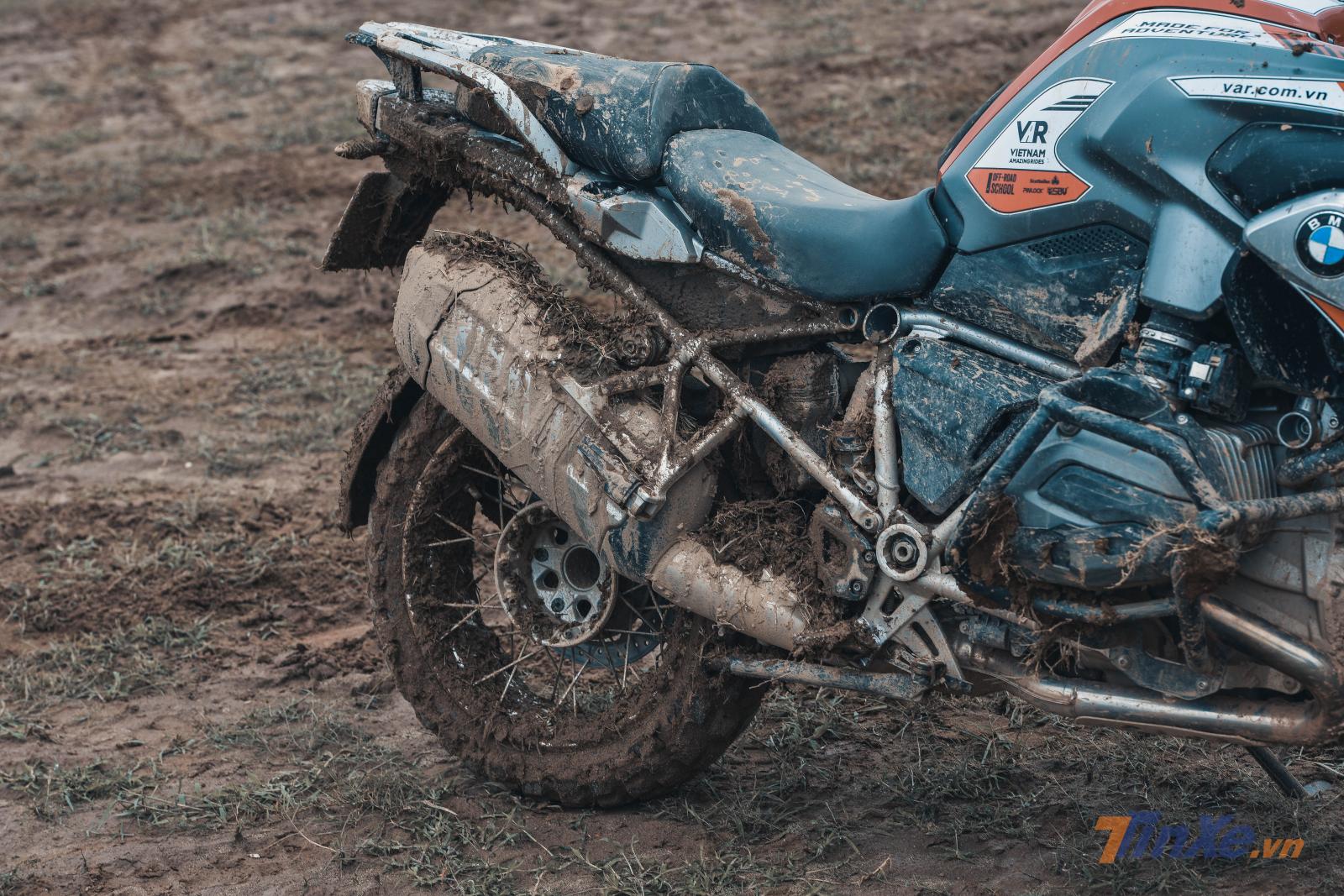 Chiến mã hóa trâu đất sau buổi luyện tập đầy hưng phấn tại Riverside Motorcross và bãi chân cầu Vĩnh Tuy