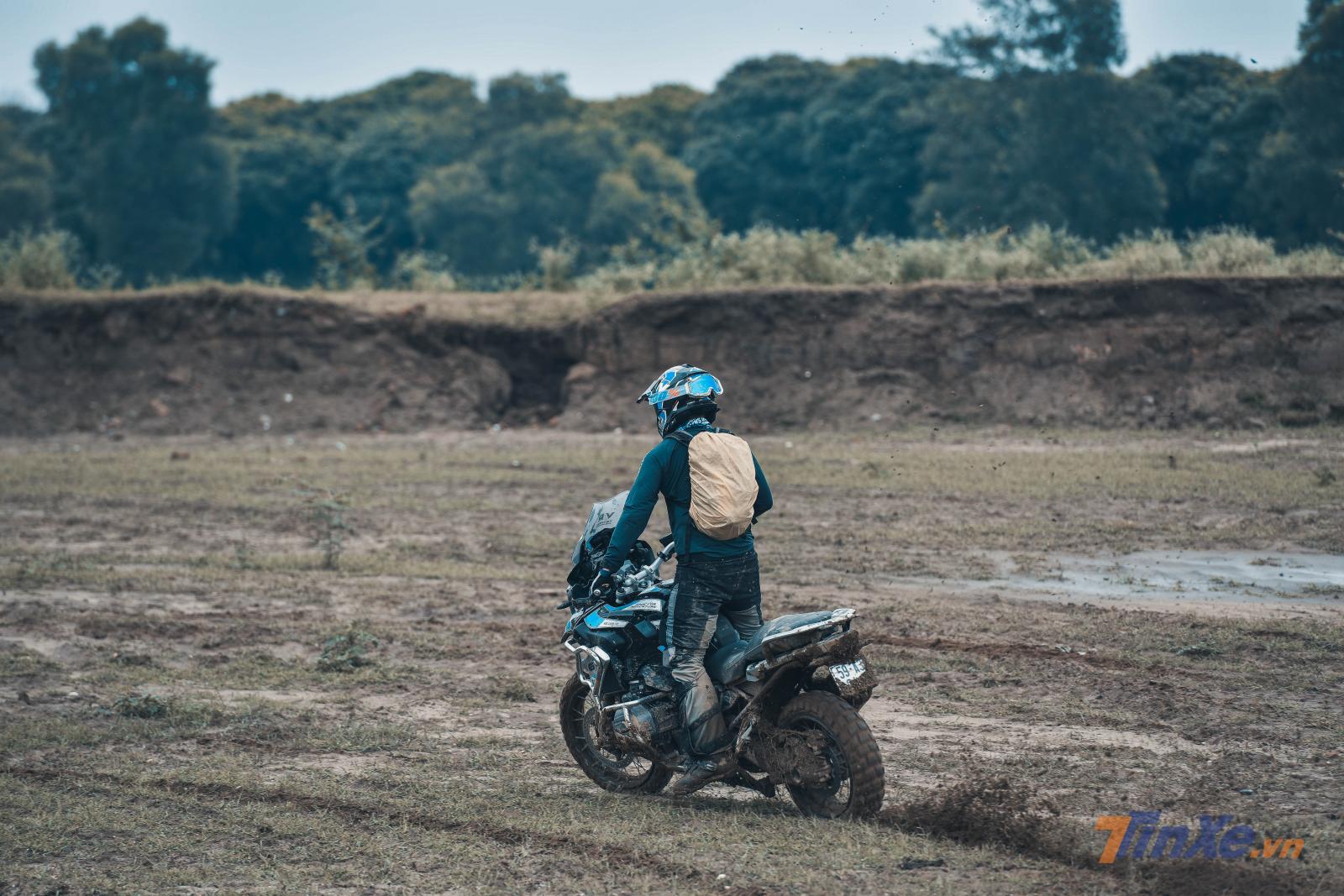 BMW GS tỏ ra khá vượt trội trong điều kiện off-road trơn trượt bởi sở hữu cặp lốp gai lớn cùng hàng loạt công nghệ an toàn tân tiến