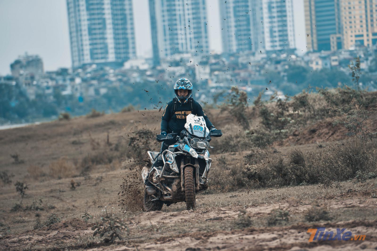 Thế nhưng, các học viên cũng như người đào tạo tỏ ra rất chuyên nghiệp khi điều khiển những chiến mã nặng hơn 200kg một cách dễ dàng trên nền đất cát trơn trượt