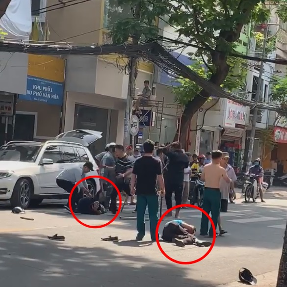 2 người đàn ông nằm gục trên mặt đường