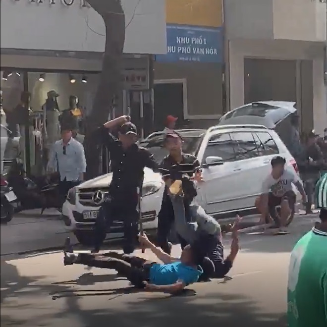 2 người đàn ông đi xe Mercedes-Benz đánh nhau với nhóm thanh niên trên đường Lê Văn Sỹ