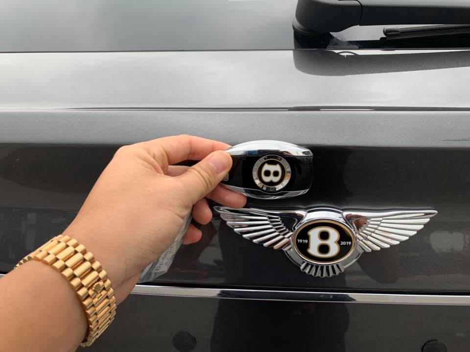 Đây là dấu hiệu nhận biết chiếc Bentley Bentayga V8 của doanh nhân quận 12 thuộc bản kỷ niệm 100 năm