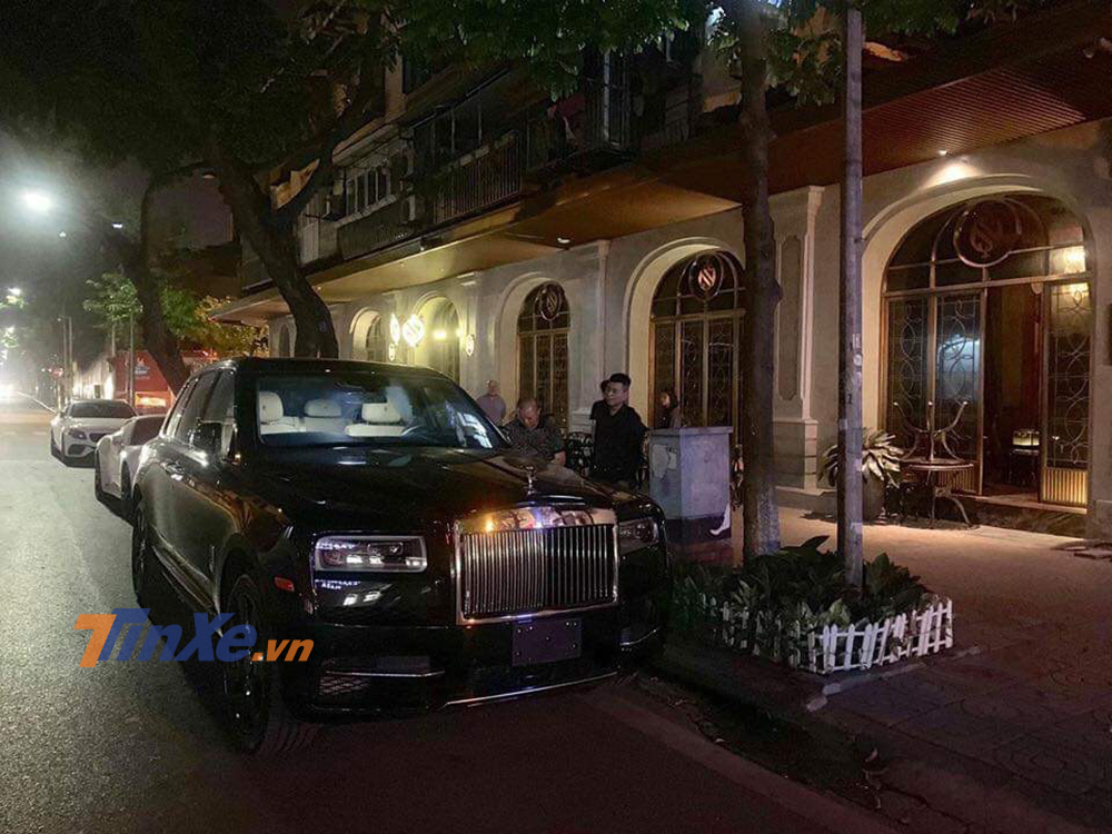 Chiếc Rolls-Royce Cullinan thứ ba bất ngờ xuất hiện trên phố Hà Nội.