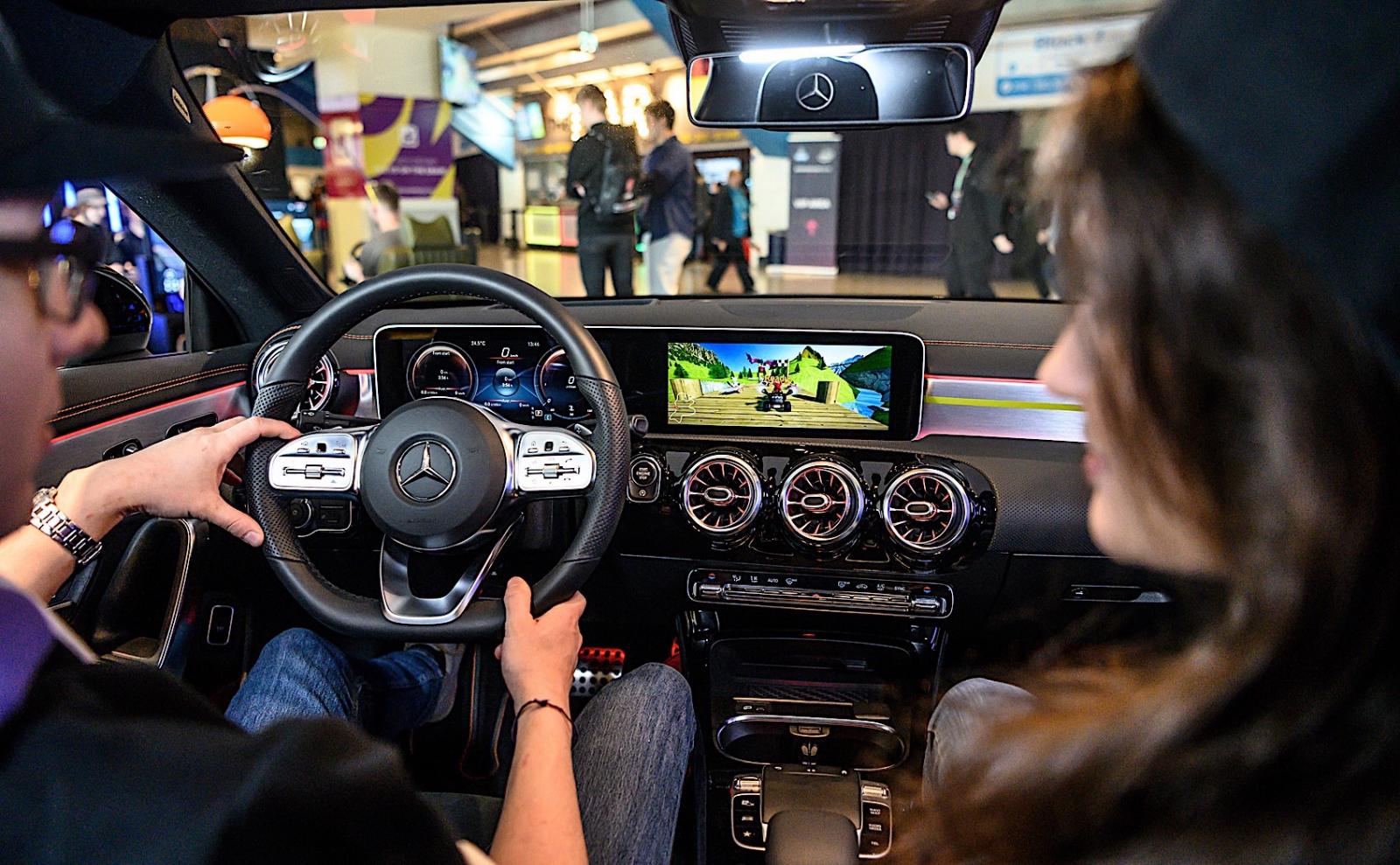 Người sử dụng có thể chơi game đua xe trong Mercedes-Benz In-Car-Gaming CLA