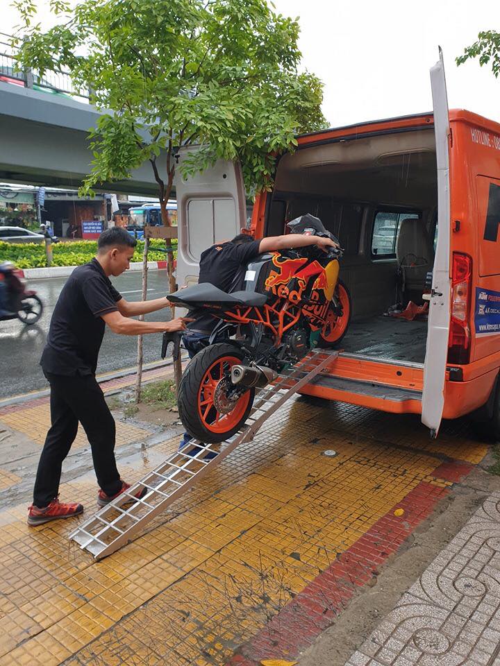 Chiếc xe được chuyển về đại lý bằng xe chuyên dụng của KTM