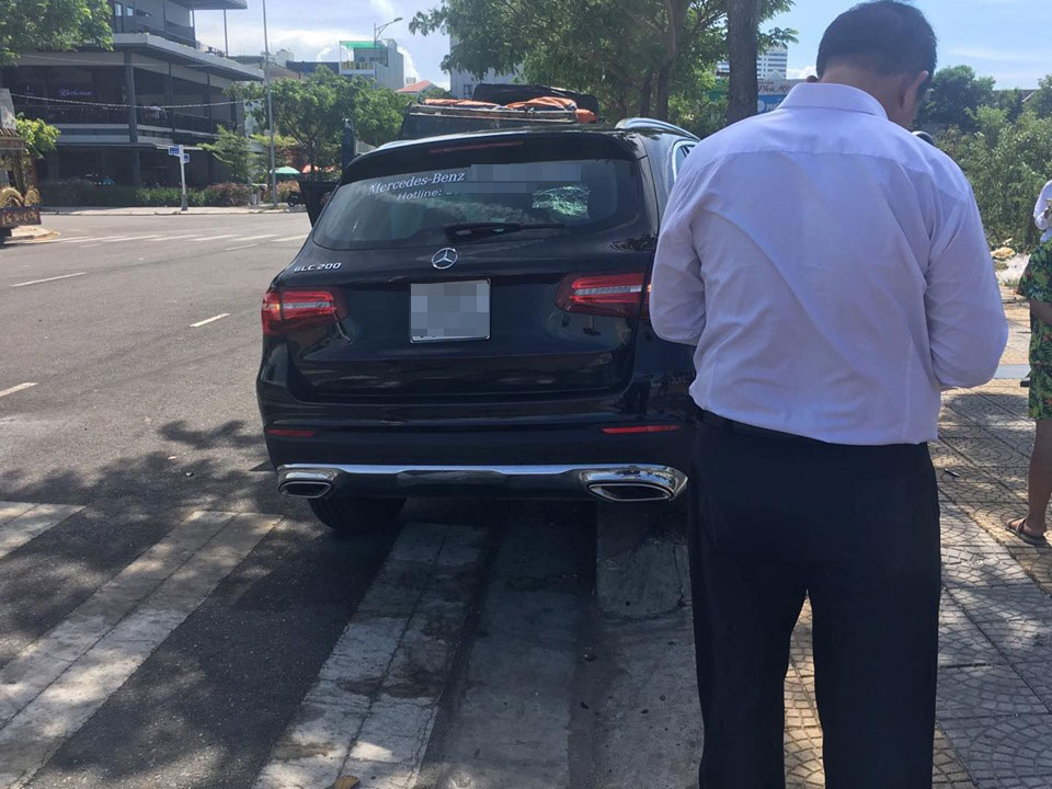 Chiếc Mercedes-Benz GLC tông trúng một xe máy tại ngã ba Chiếc Mercedes-Benz GLC tông trúng một xe máy tại ngã ba