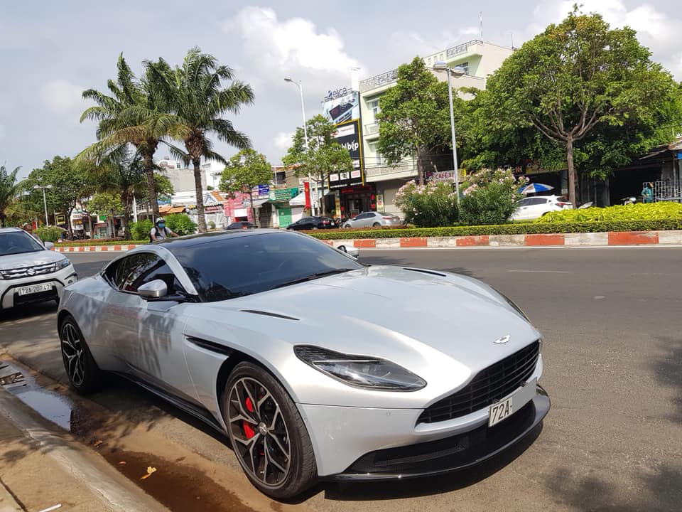 Aston Martin DB11 V8 có giá bán 15,868 tỷ đồng tại Việt Nam