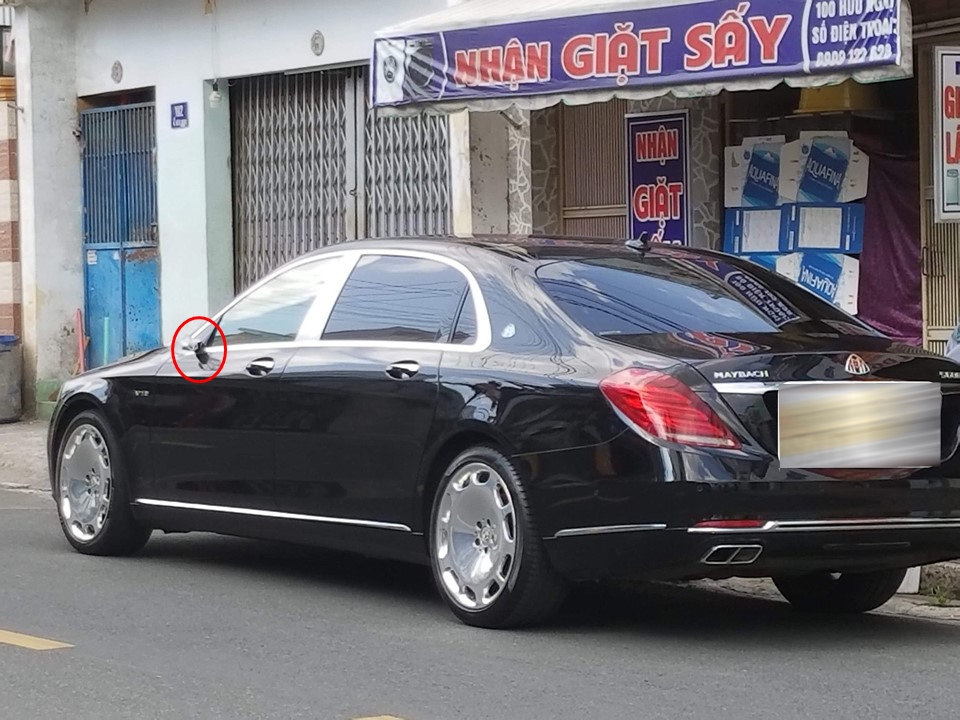 Mercedes-Maybach S600 bị kẻ gian vặt gương