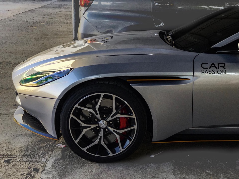 Chiếc siêu xe Aston Martin DB11 V8 này được doanh nhân Vũng Tàu dán thêm các hoạ tiết màu cam