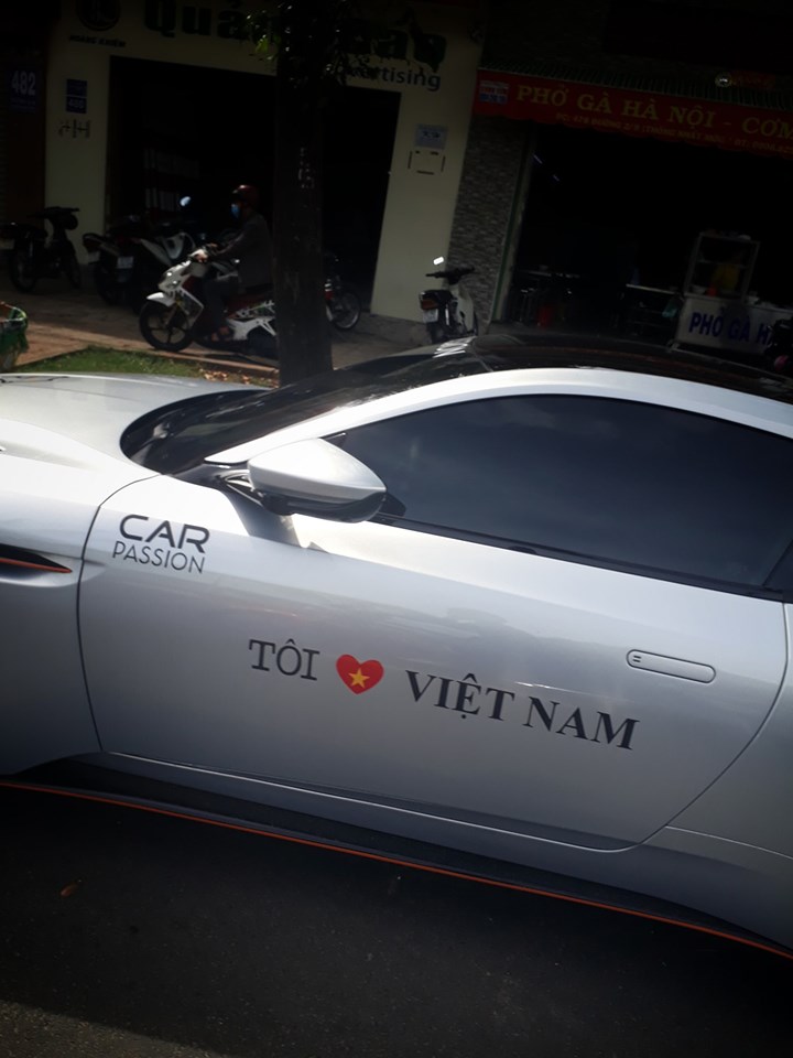Logo Car Passion và thông điệp Tôi Yêu Việt Nam dán bên hông Aston Martin DB11 V8