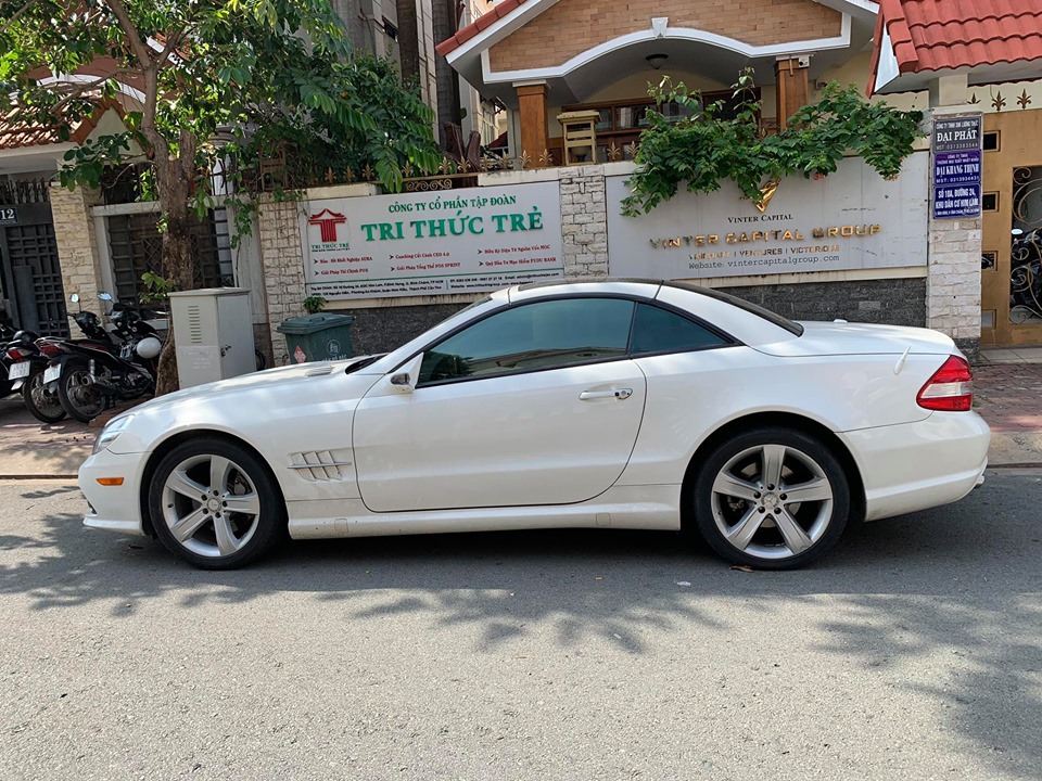 Được biết xe đậu ở đây gần 1 tuần