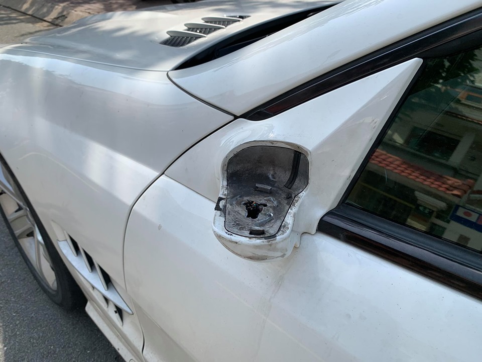 Chiếc xe này bị kẻ gian cuỗm gương chỉ trong vài giây